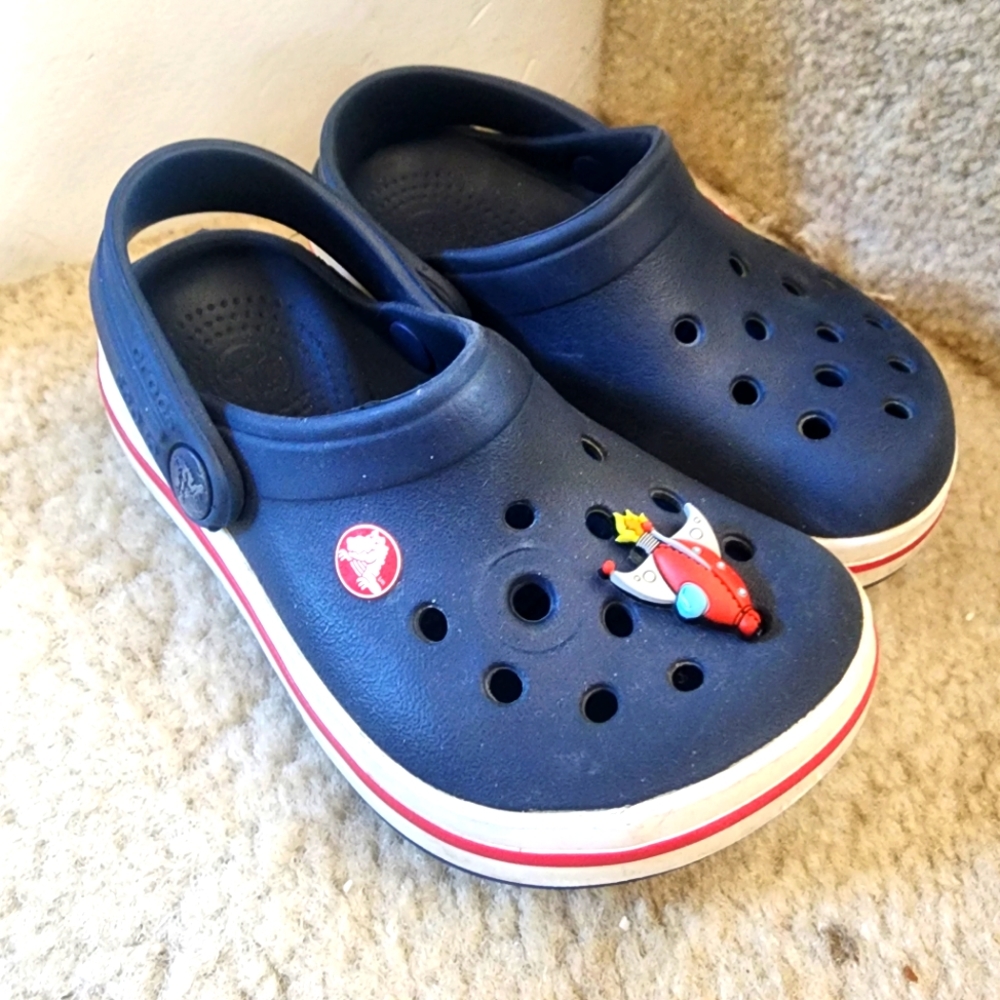 CROCS SZ 6/7 toddler navy blue with rocket ship gibbitz